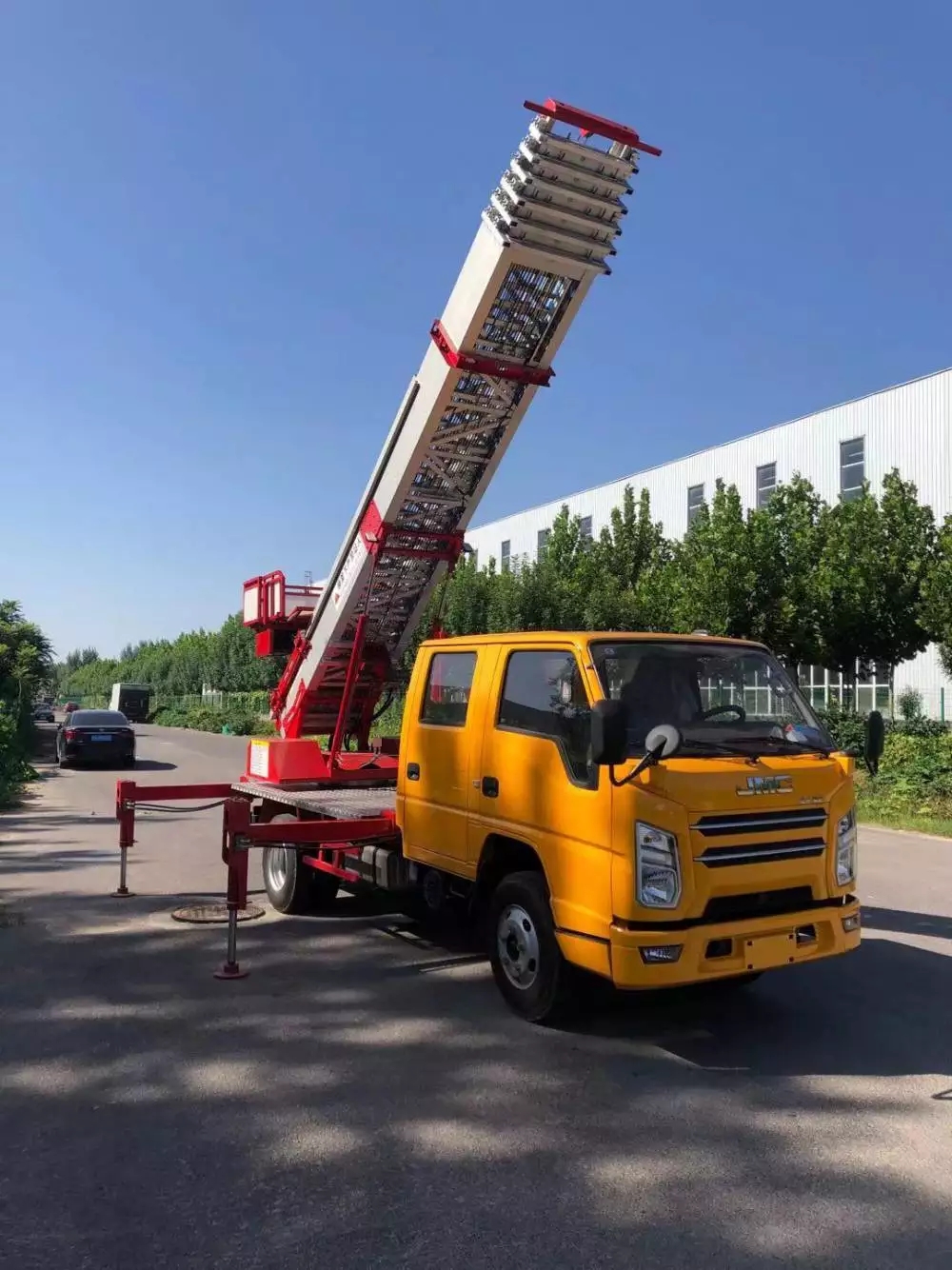 无为县附近的云梯车出租服务：轻松解决高空作业需求