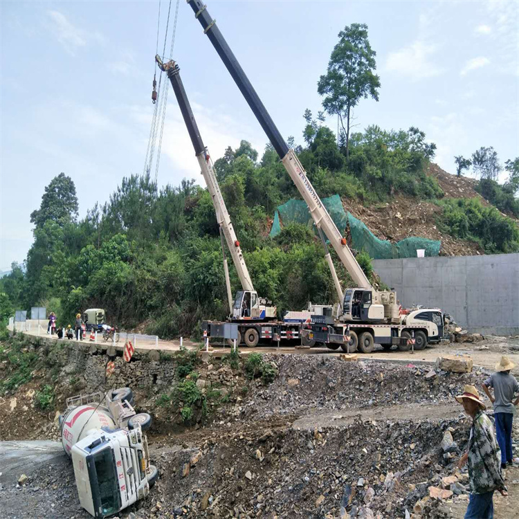无为县汽车掉沟里叫吊车救援要多少钱
